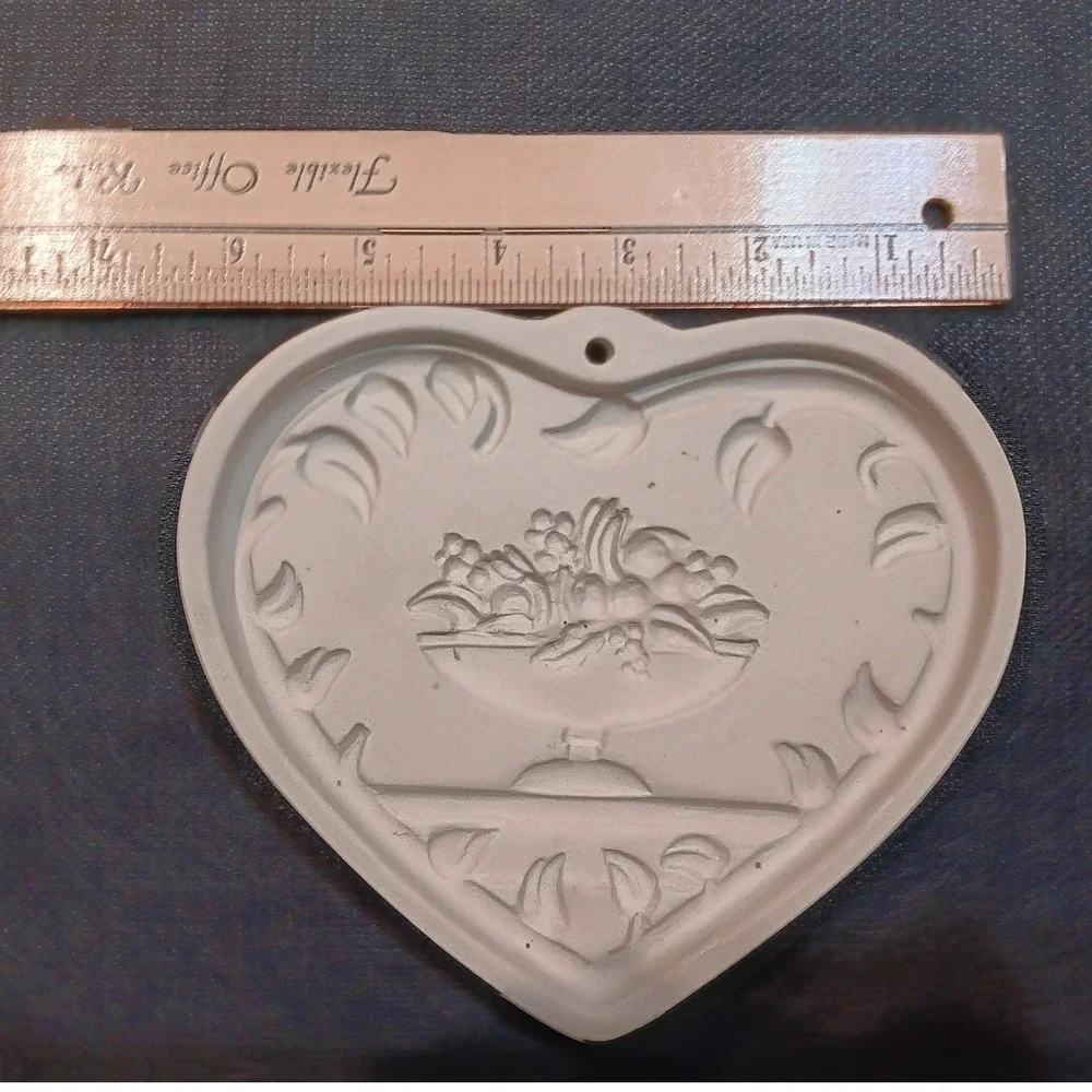 Pampered Chef Come‎ to the Table Heart Clay Cookie Mold 1999 USA R2913 Box